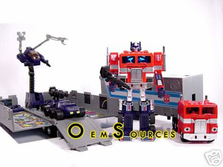 Illustration for article titled Vintage Transformers Kick New Transformers' Ass